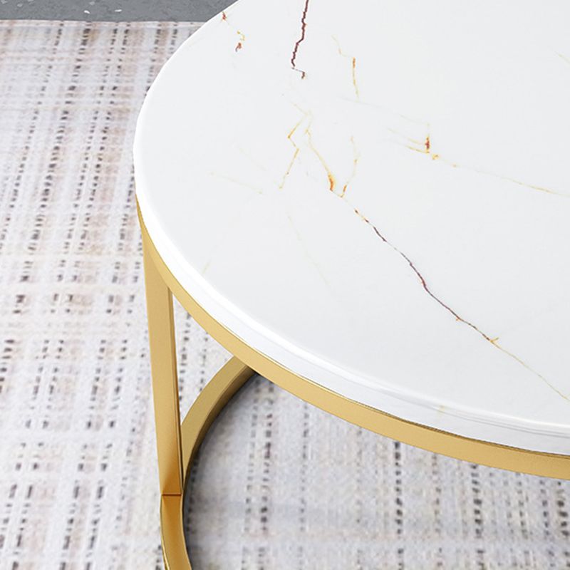 Ensemble de table basse gigogne avec plateau en marbre Glam, plateau rond et base en fer