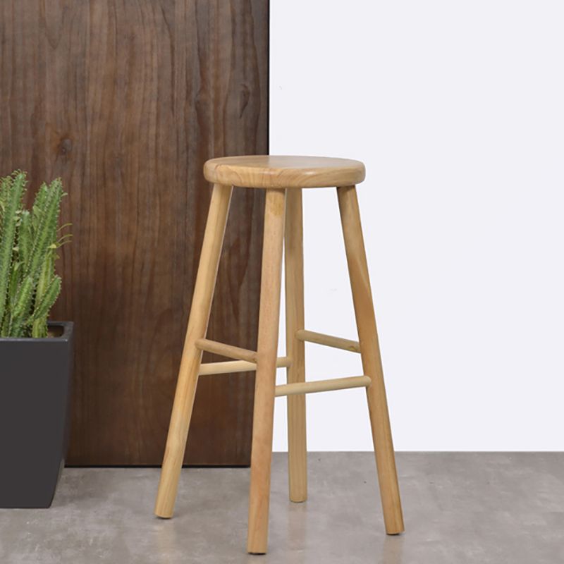 Industrieller Tresenhocker aus massivem Holz, armloser Barhocker mit Fußstütze