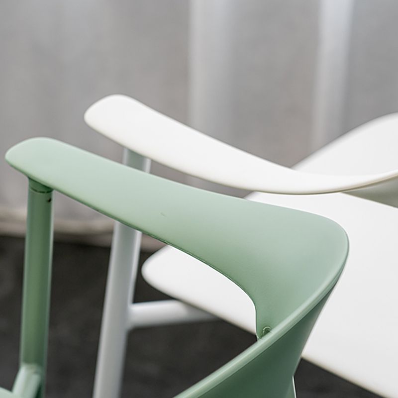 Moderne open achterzijde stoel plastic eetkamerstoel met metalen basis