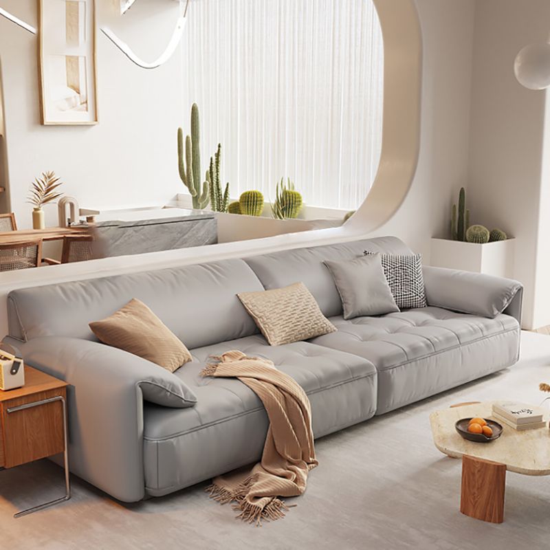 Sofá seccional con brazo superior tipo almohada en madera maciza con respaldo acolchado