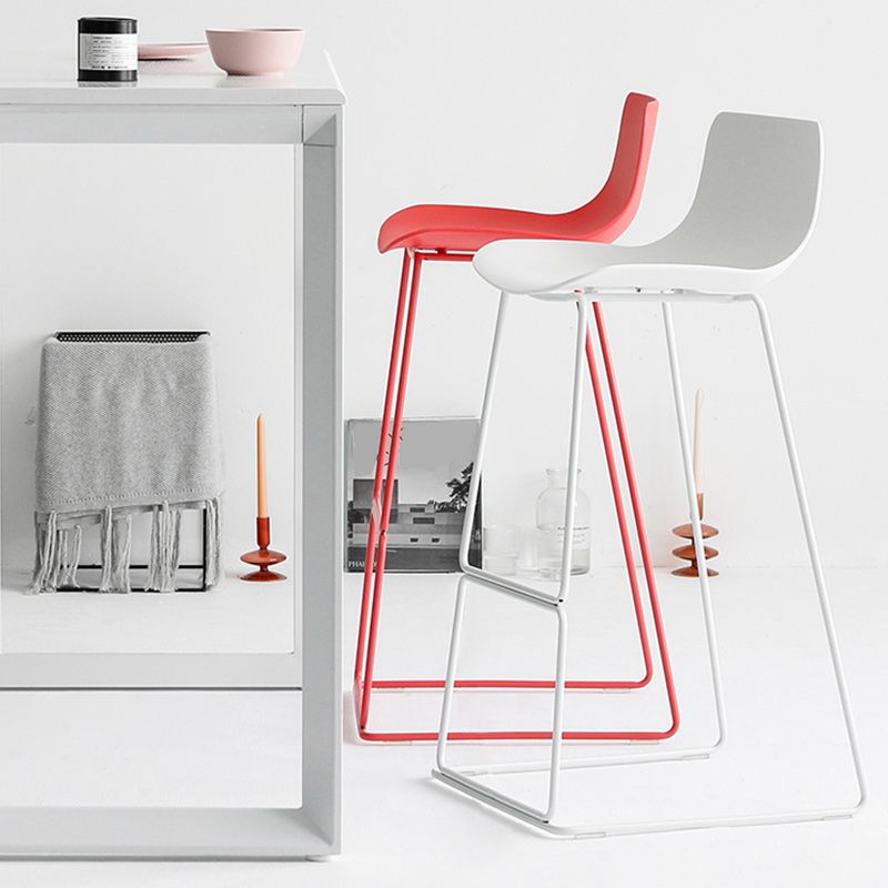 Sgabello da bar in plastica in plastica da bar in stile moderno con gambe metalliche per la casa
