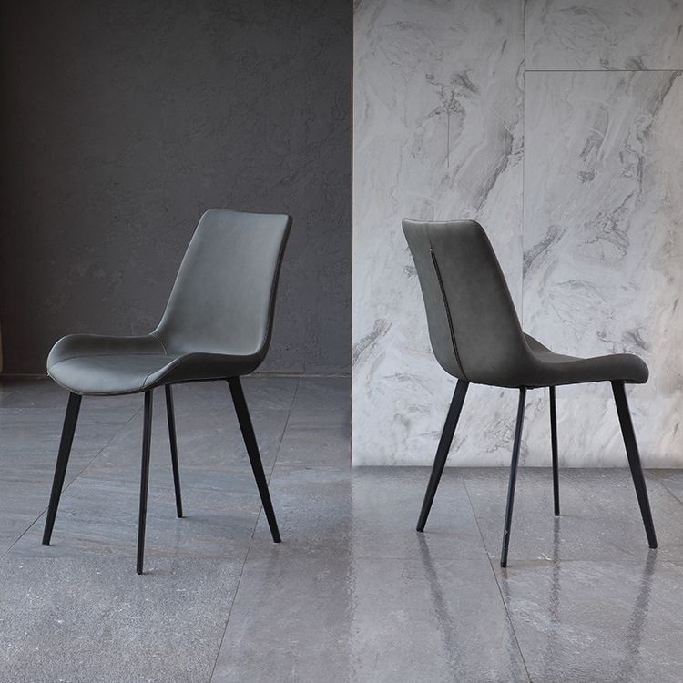 Faux en cuir et chaise latéral en métal.