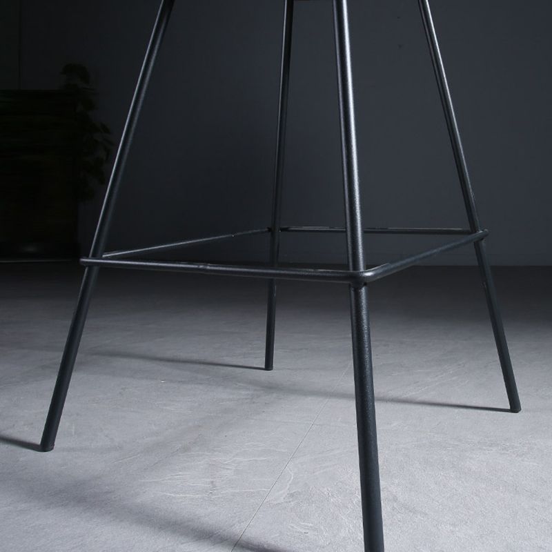 Hedendaagse gestoffeerde lage rugkakbarkrukken met metalen basis