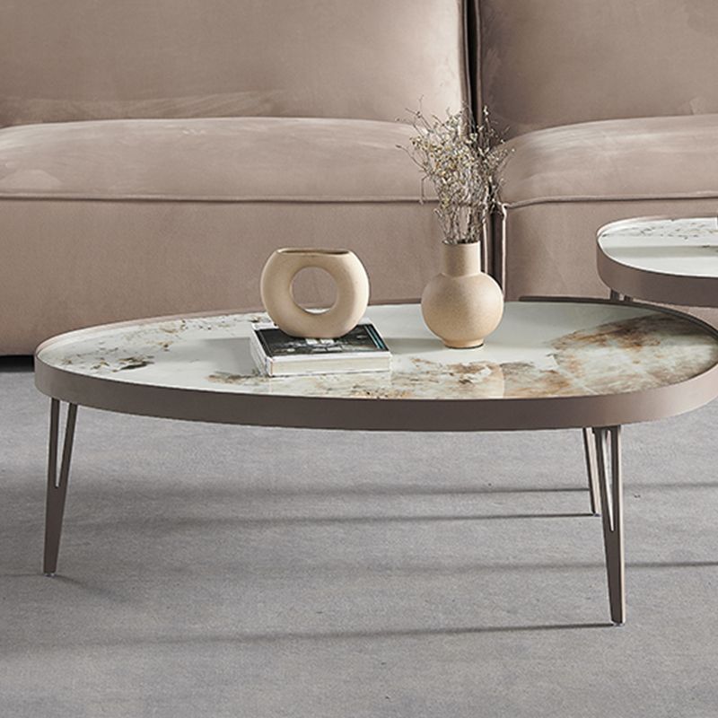 Mesa de cóctel geométrica contemporánea, mesas agrupadas de piedra con 3 patas