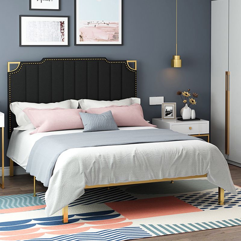 Letto rivestito in un chiodo con telaio in metallo in metallo in oro