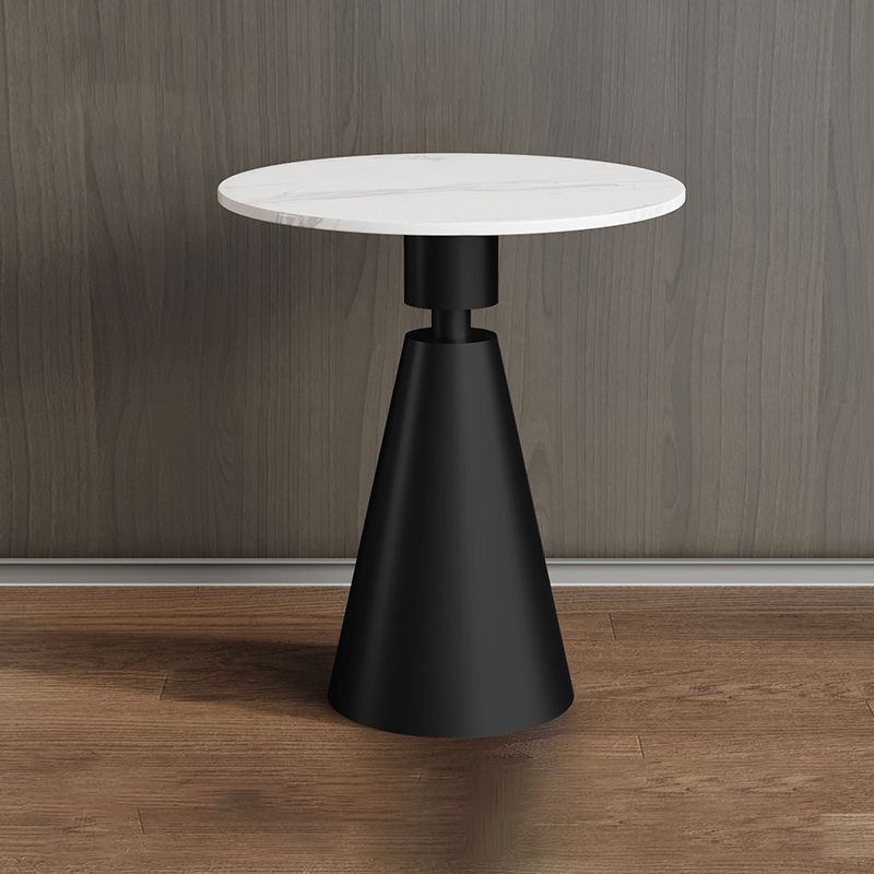 Tavolino laterale in metallo glam.