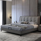 Letto standard grigio contemporaneo con letto trapuntato e gambe