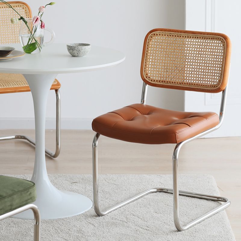 16.54 "広いスカンジナビアスタイルのシングルソファチェア固定されたバックされた腕のない椅子