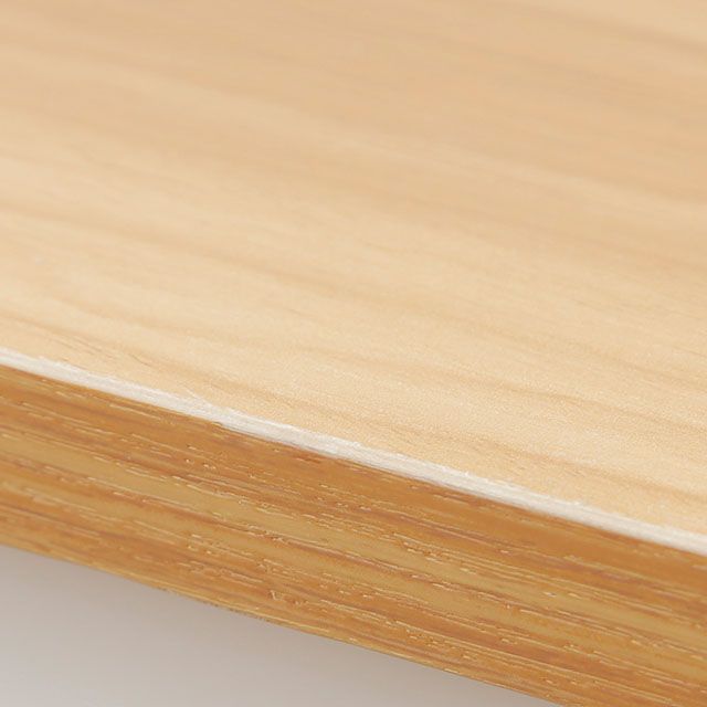 Tavolo da bar per finiture opache finte in finto legno.