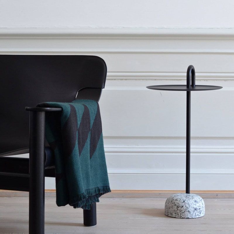 27 "H x 14" W x 14 "D Tavolo laterale rotondo in acciaio della metà secolo Tabella dell'estremità del piedistallo