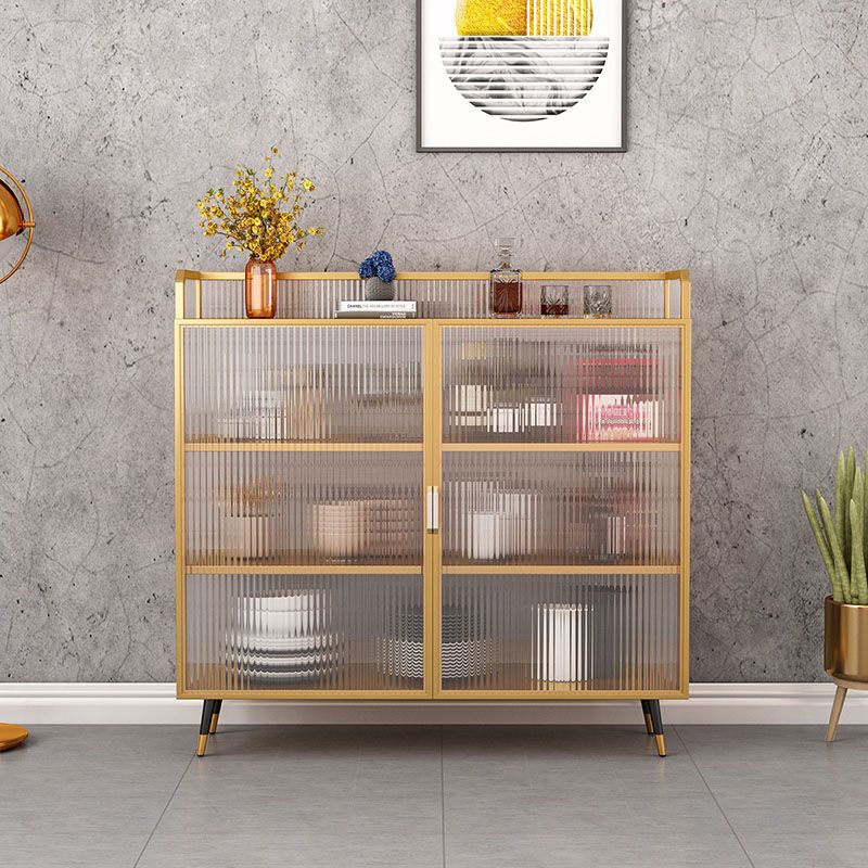 Servidor de comedor glamoroso con patas de metal en el aparador de cocina con puertas de vidrio