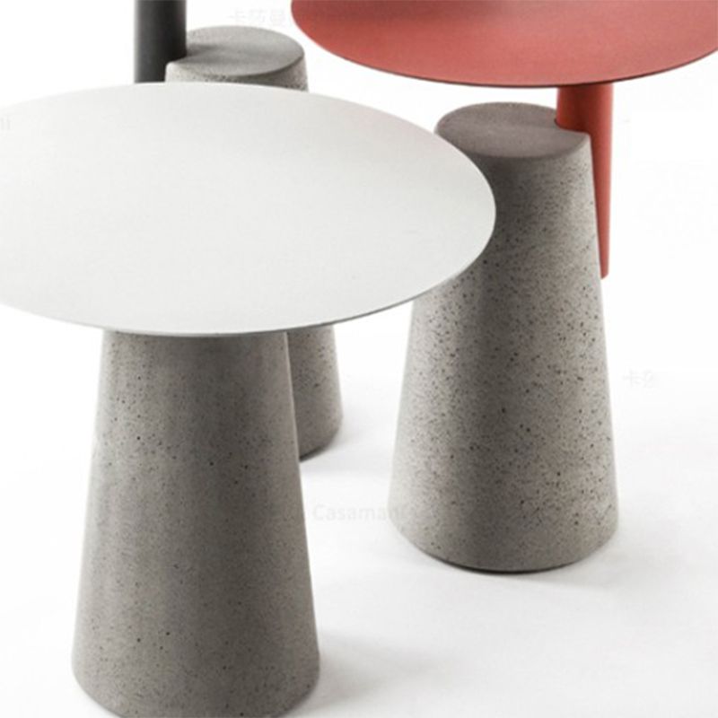 Tabella laterale superiore del ferro in calcestruzzo di divano di divano laterale tavolo