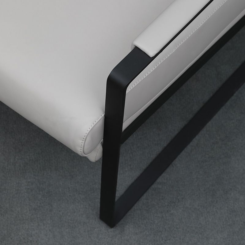 Sedia a braccio di slitta moderna di metà secolo in finta poltrona di accento in pelle per soggiorno