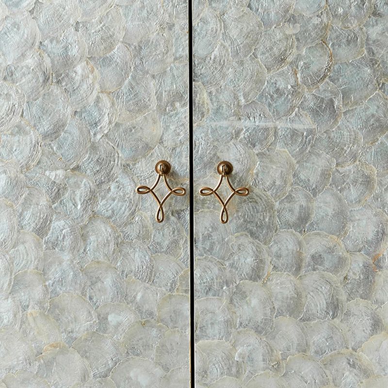 Gli armadietti della credenza glam includevano supporto a buffet con spazio per la sala da pranzo