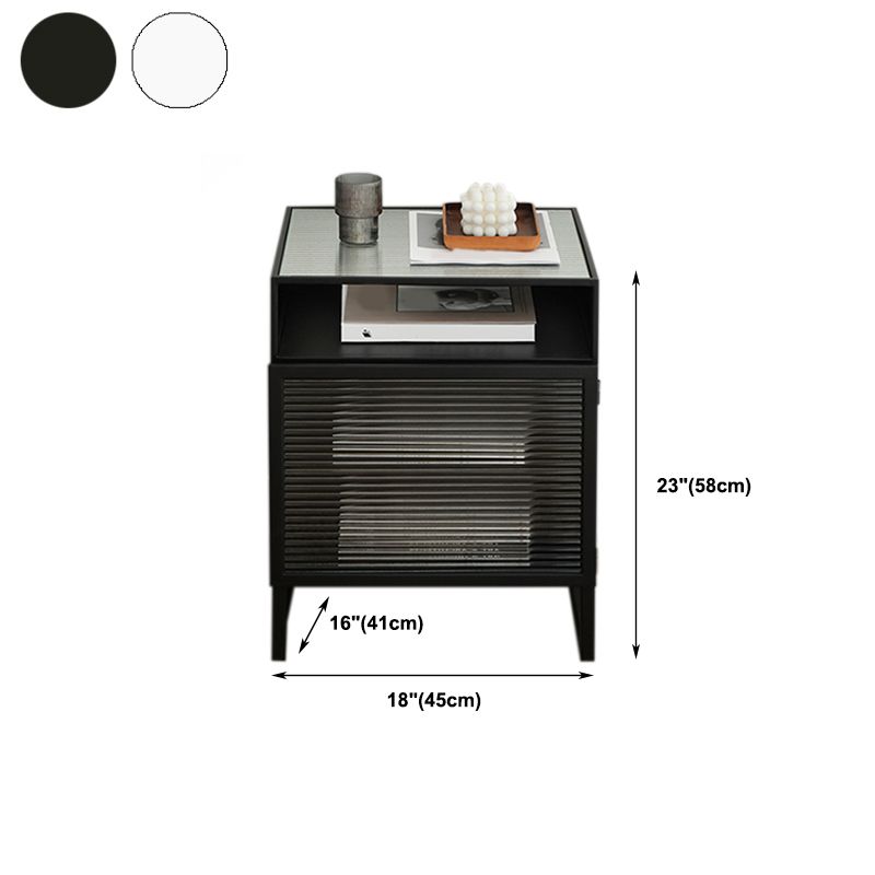 Mesa de noche de madera y vidrio.