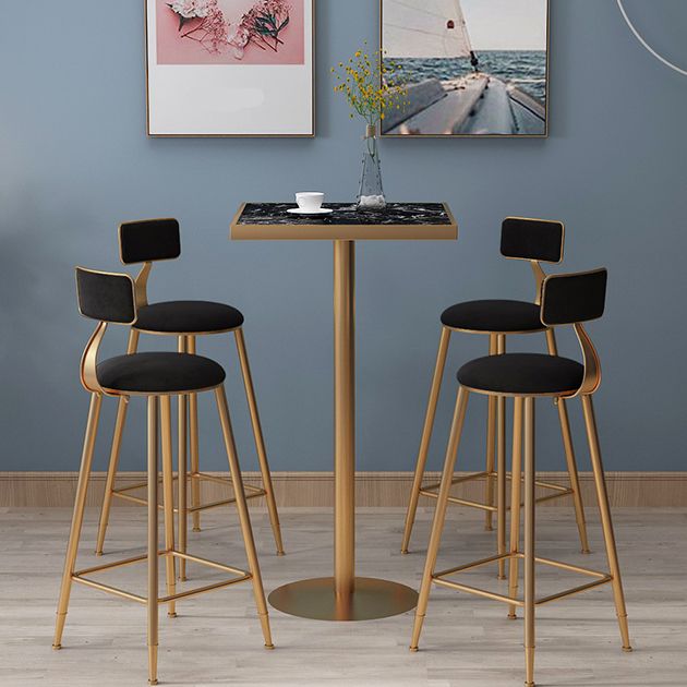 Mesa de bar con tapa de mármol y mesa de pub Glam con pedestal de metal dorado para lugares pequeños