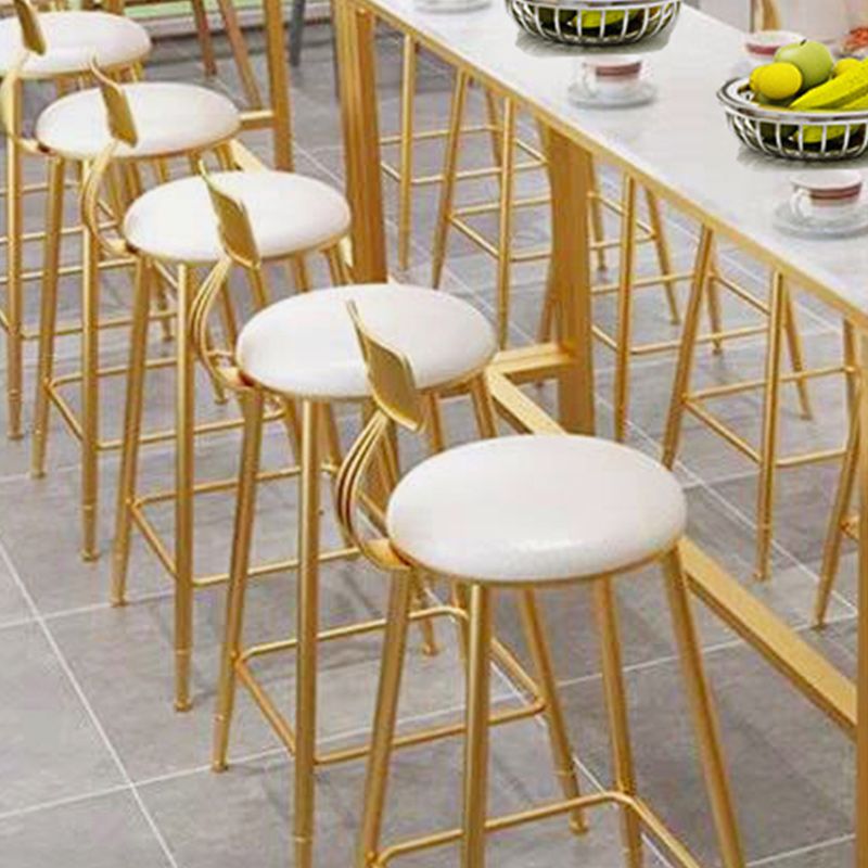 Tableau de bar de style glamour de 42 pouces de hauteur en marbre artificiel et bistrot de base en métal