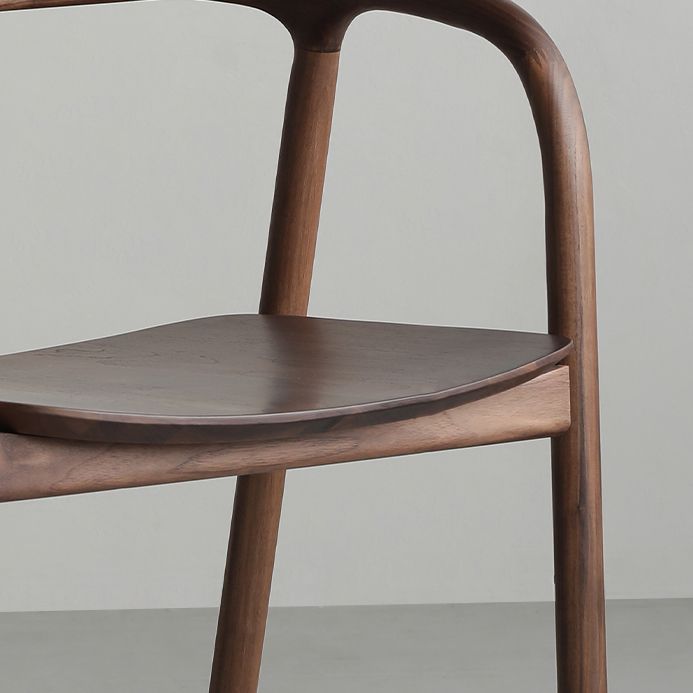 Sedia da pranzo a braccio posteriore in legno di noce interno contemporanea in marrone