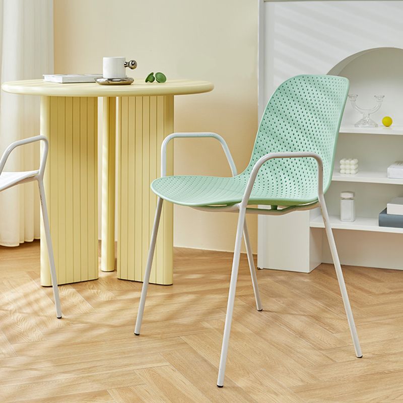 Silla de brazo de estilo contemporáneo silla de comedor de plástico con base de metal