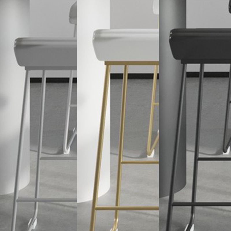 PUレザーバースツールインダストリアルメタルアームレスバースツールとフットレスト