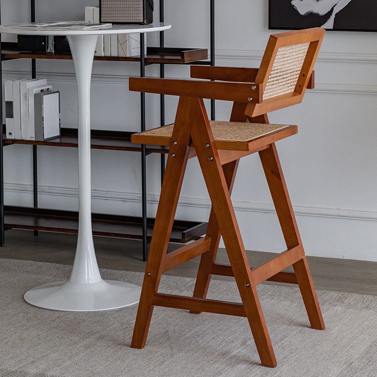 Eigentijdse lage rug vast hout gewapende barkruk met voetsteun