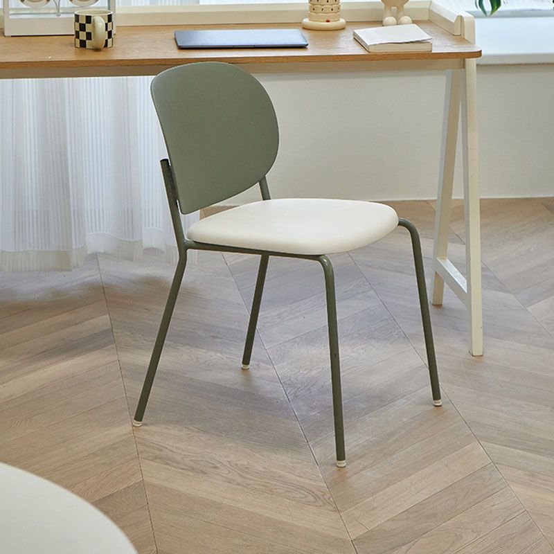 Silla de plástico de brazo tapizado moderno con base de metal para restaurante