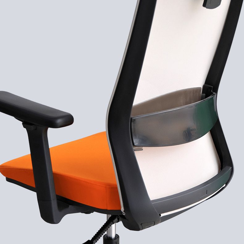Sedia moderna con braccioli inclusi e rotelle, sedia da scrivania in rete con schienale medio, colore arancione