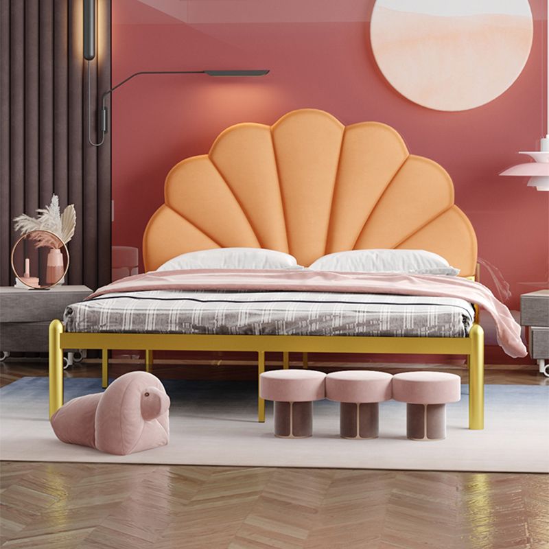 Glam -stijl metalen paneel standaard bed met gebogen hoofdeinde voor slaapkamer