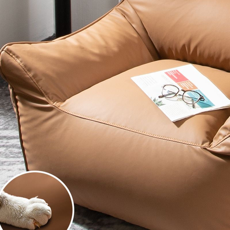 Moderno divano braccio svasato da cuscino cucito in pelle finta per soggiorno