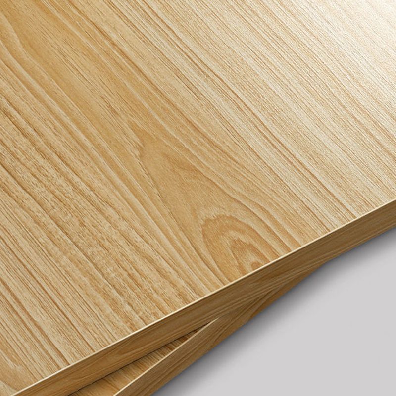 Tavolino moderno di legno con 4 gambe in legno naturale e conservazione