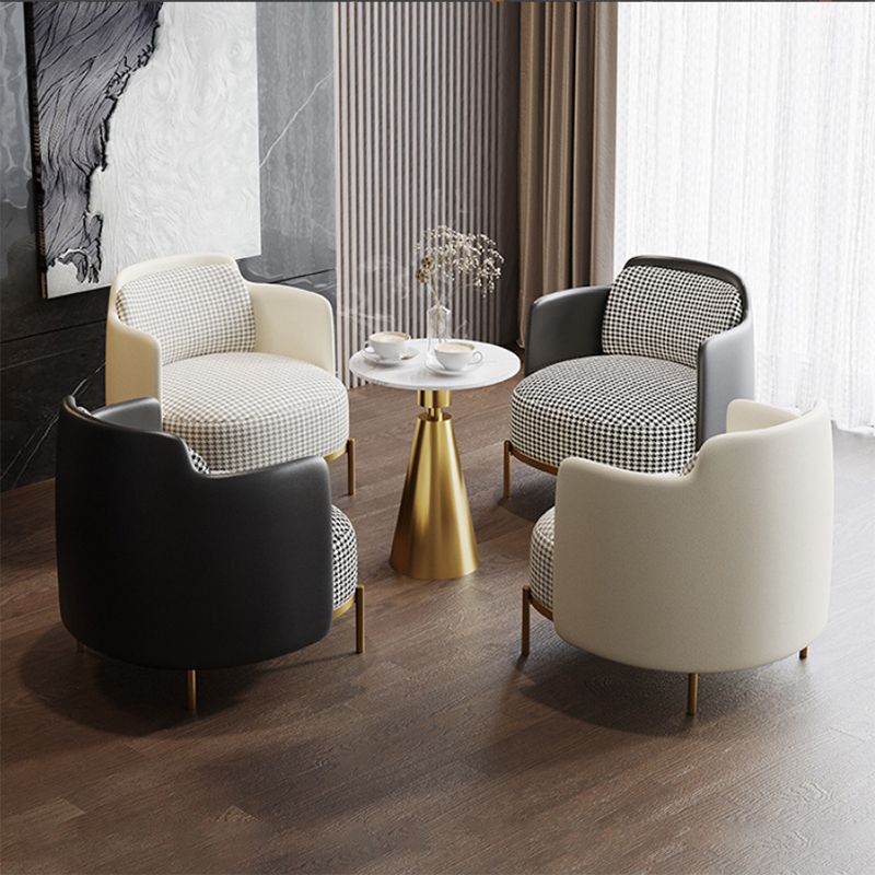 Tavolino laterale in metallo glam.