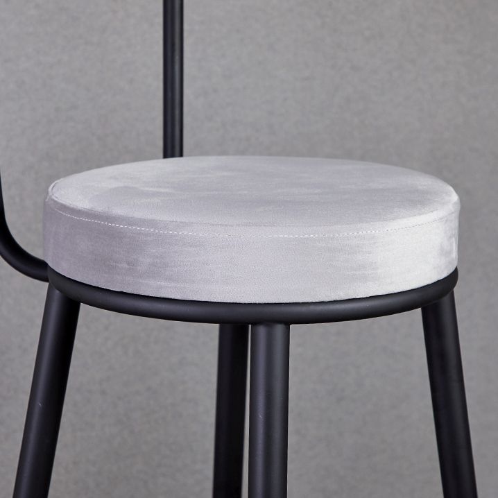 Sgabello da bar rotondo di ferro scandinavo.