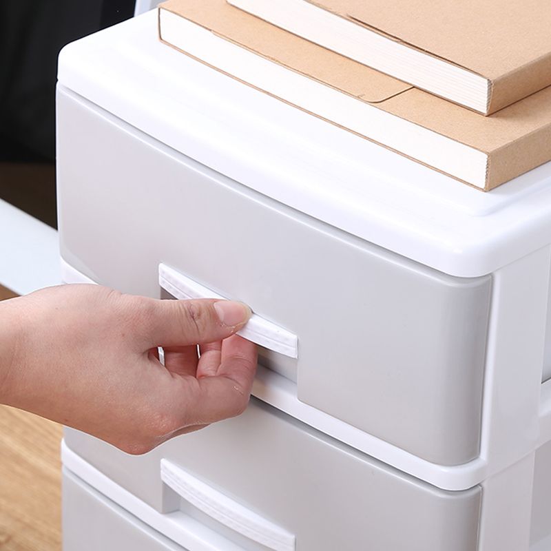 Gabinetto di plastica verticale di un armadio contemporaneo con cassetti