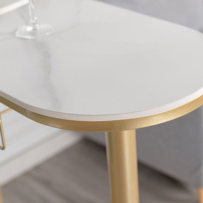 Soggiorno altezza pub altezza tavolo da pranzo in pietra e tavolo da bistrot metallico con portaoggetti