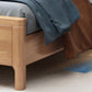 Letto scandinavo largo 84,65 pollici con testiera in legno naturale con testiera