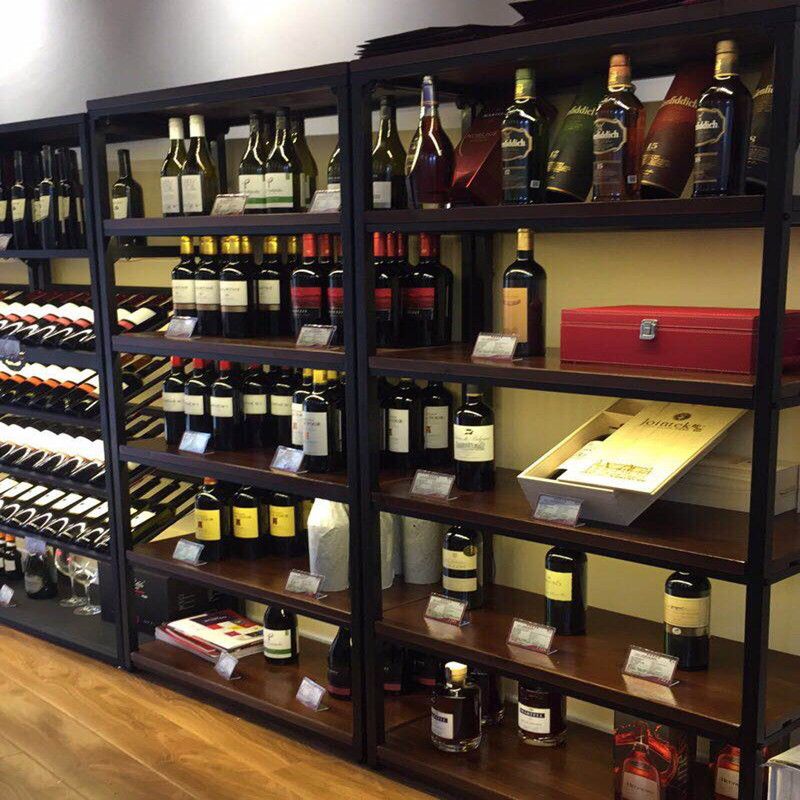 Libreria per mensole a casa aperta in metallo e legno contemporaneo con scaffali