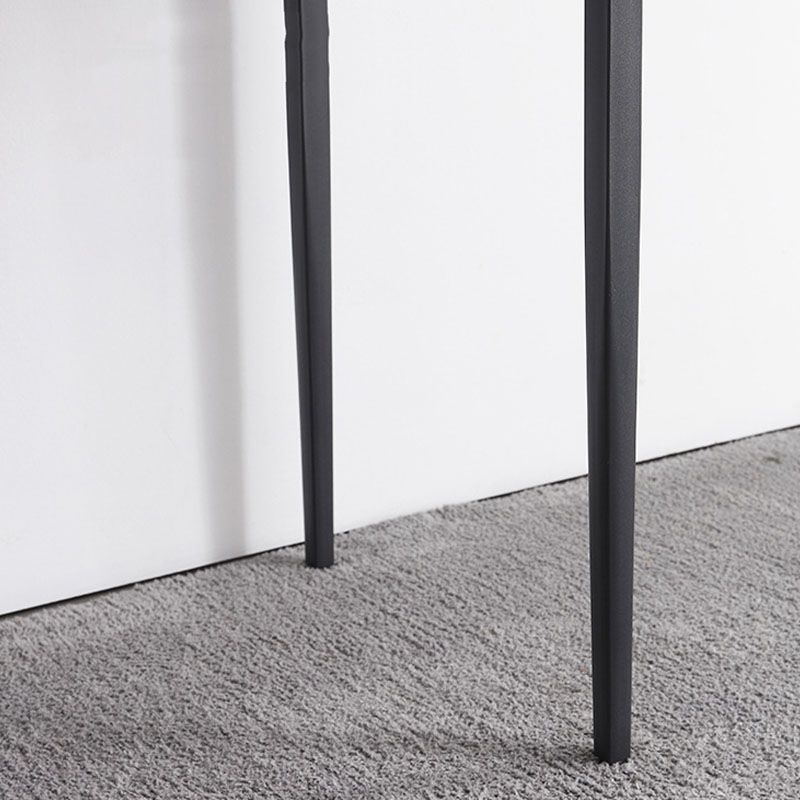 鏡と引き出しを備えた灰色の木製の虚栄心の虚栄心