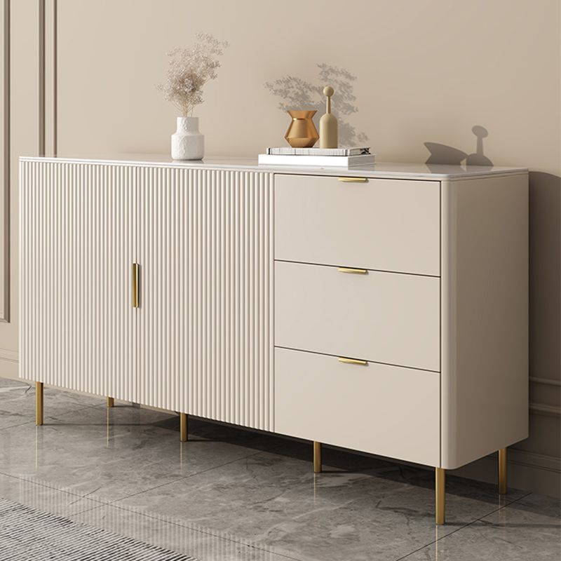 Scheda a buffet in pietra a buffet in stile glam con armadi e cassetti