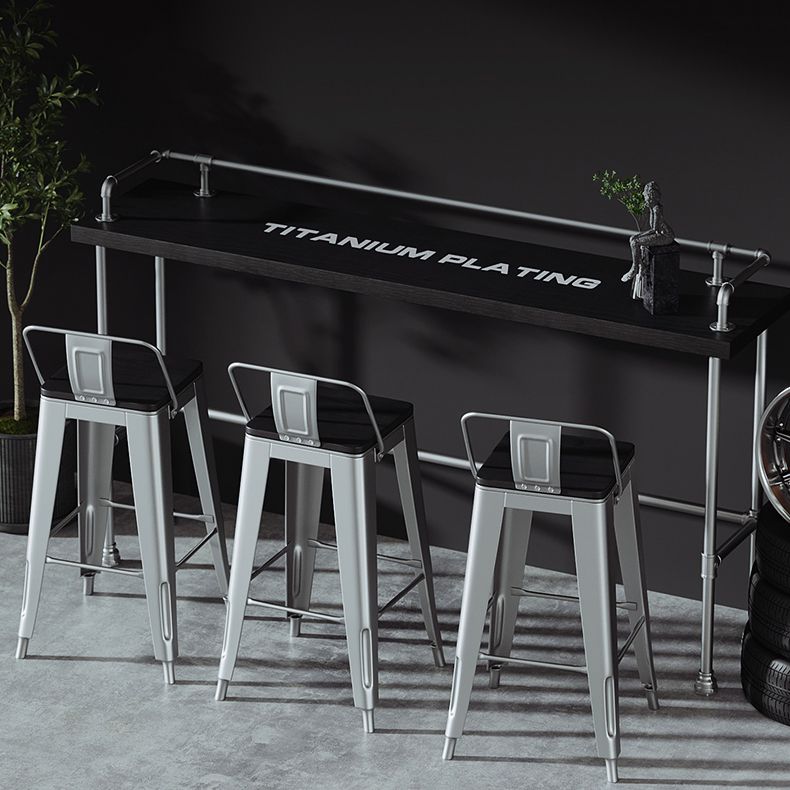 Tavolo da vino industriale da pub/bar in metallo con piano in legno e poggiapiedi