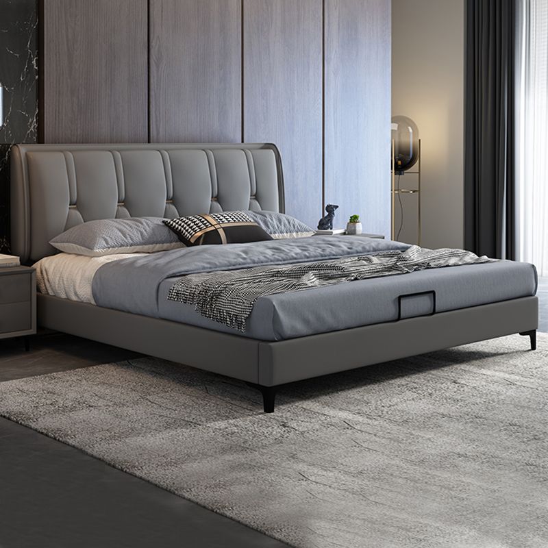 Letto standard grigio contemporaneo con letto trapuntato e gambe