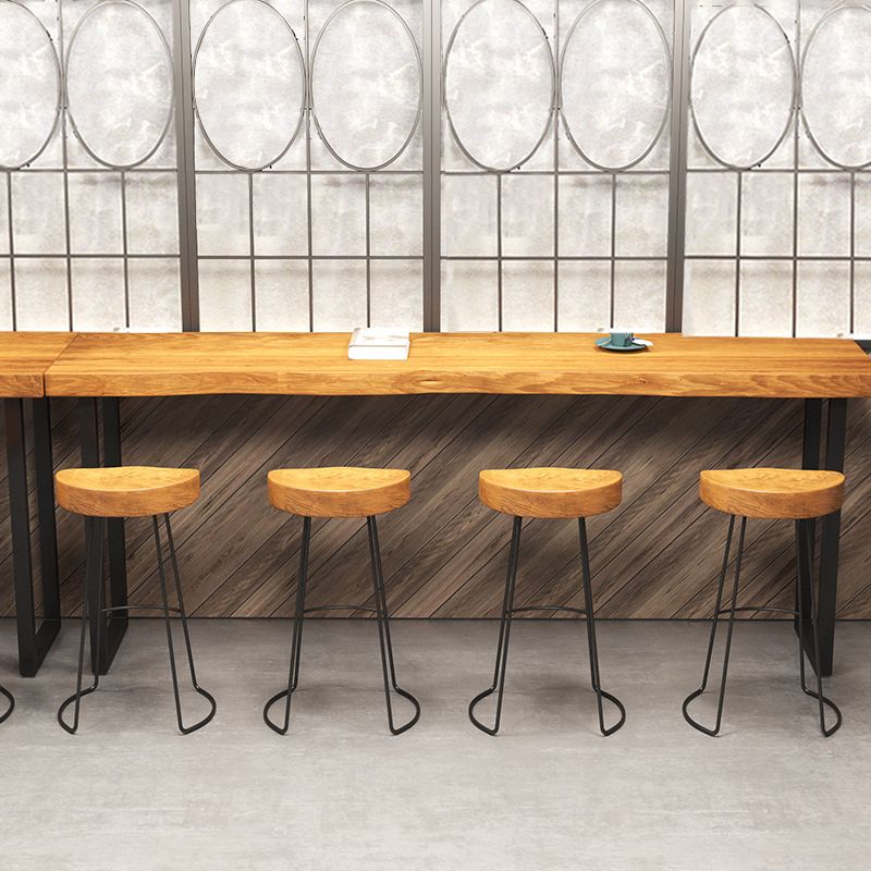 Tavolo industriale da bar con piano in legno massello, tavolo da pub bistrot con base nera