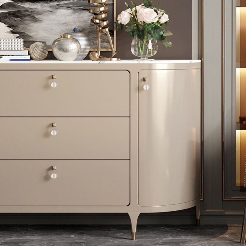 Scheda a buffet in pietra a buffet in stile glam con armadi