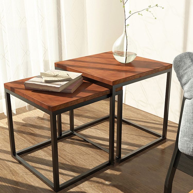 Set di tavolini da caffè nidificante scandinavo con top in legno massiccio e base di ferro
