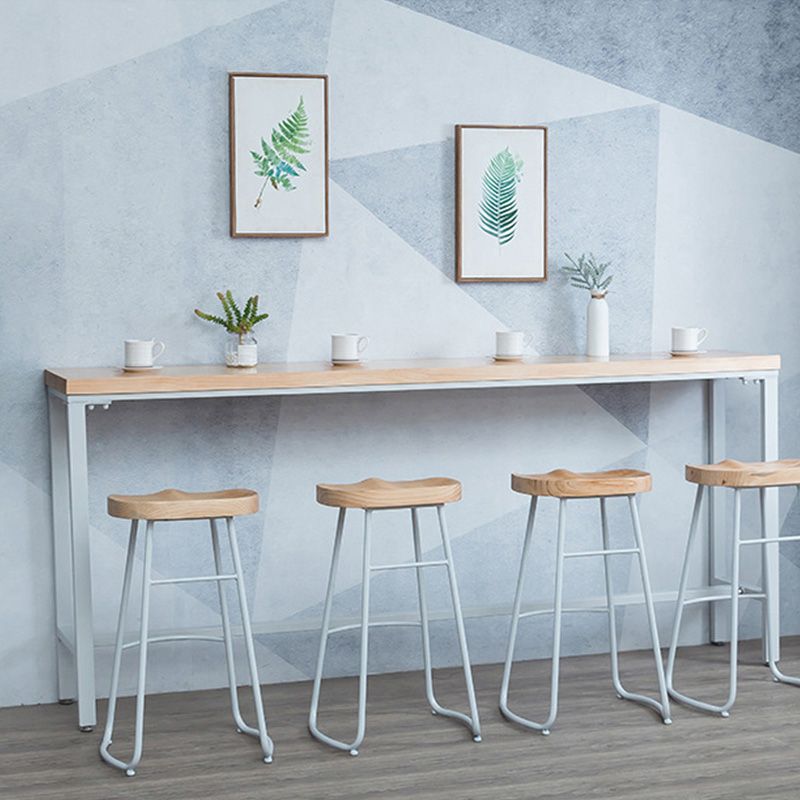 Moderne eettafel op pubhoogte, pubtafel met houten blad voor gebruik op het terras