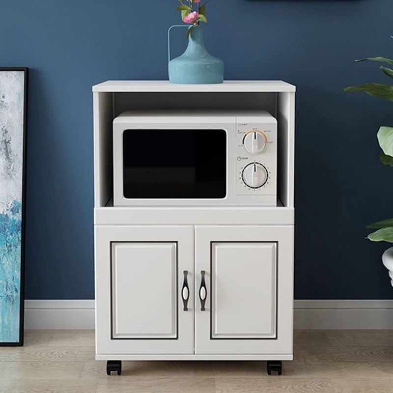 Server ingegnerizzato in ingegnerizzato server di cucina in stile glam con archiviazione aperta