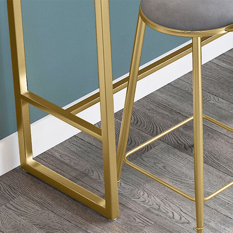 Tavolo da bar in stile glam in finta tavolo da pranzo a barretto di rettangolo in marmo con poggiapiedi