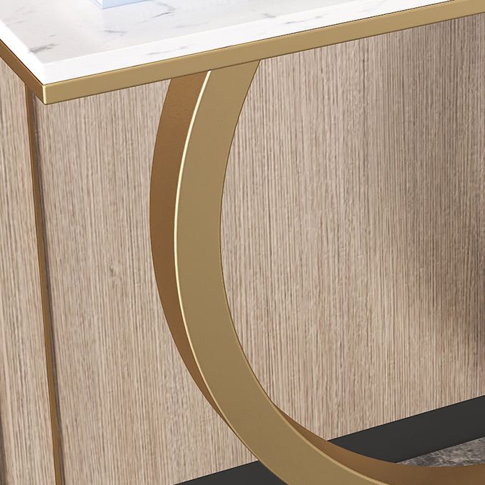 Akzenttisch im Glam -Stil mit Sockelbasis und Marmorrechteck oben