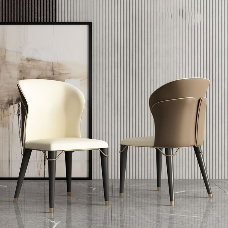 Eigentijdse eiken houten wingback stoel matte afwerking faux lederen stoel met zwarte poten