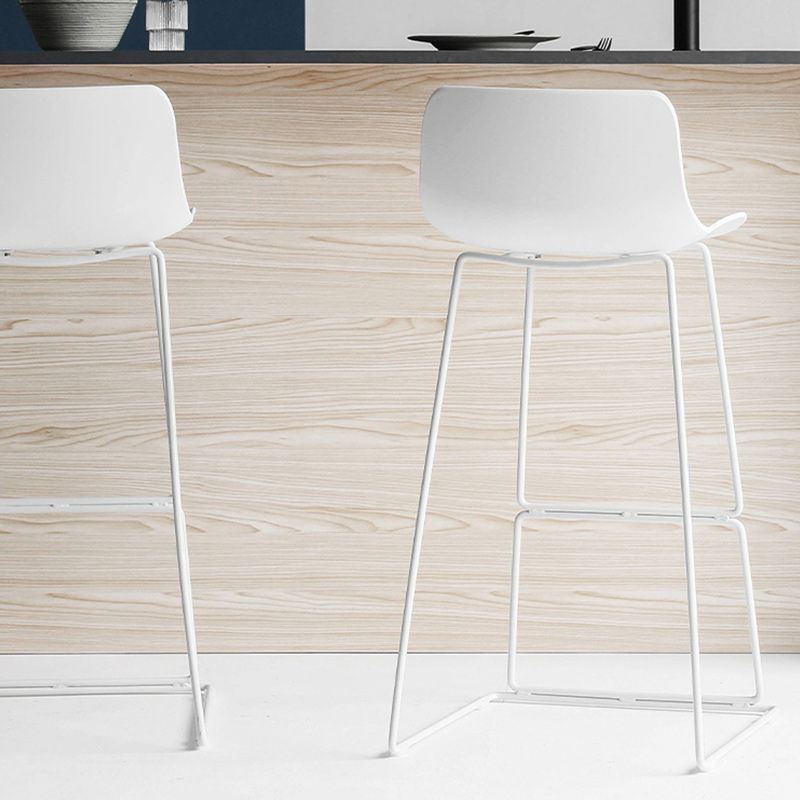 Sgabello da bar in plastica in plastica da bar in stile moderno con gambe metalliche per la casa