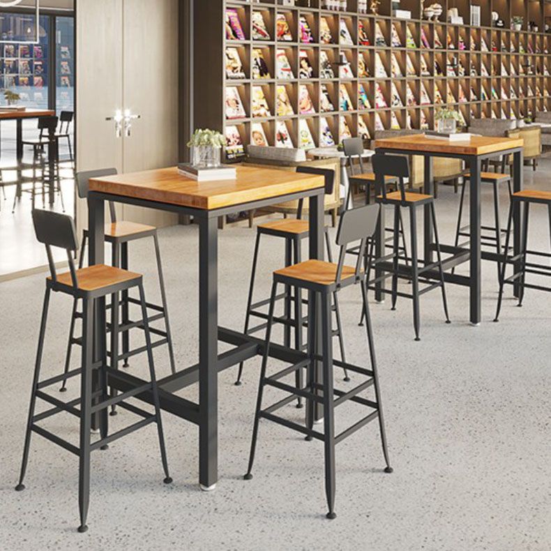 黒いベースの産業金属製のバースツール低腰のバースツール